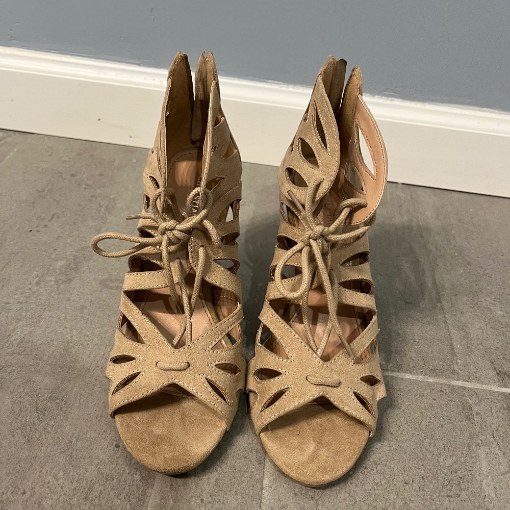 Christian Siriano nude/tan lace-up heel